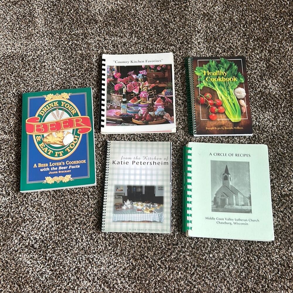 Bundle lot 5 Vintage cookbooks - Assorted cookbooks